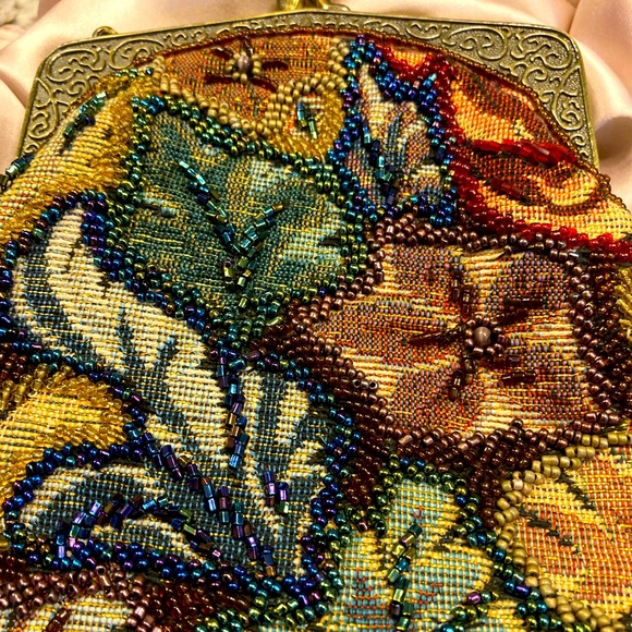 Beaded Floral Tapestry Purse w/ Metal Frame & Chain Strap. - Vintage - Picture 7 of 9